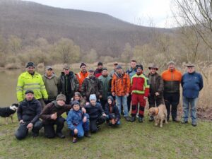 Mehr über den Artikel erfahren Angelsportverein Oberrieden sammelt Müll an drei Teichen – starke Gemeinschaft trotzt Dauerregen