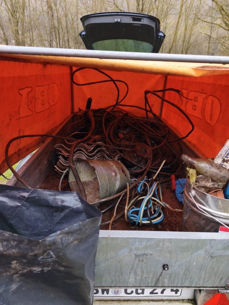 Ein Anhänger mit gesammeltem Unrat. Es kamen mehrere Ladungen Müll zusammen.  